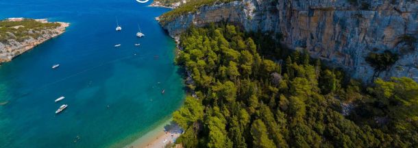 more otok hvar stijene