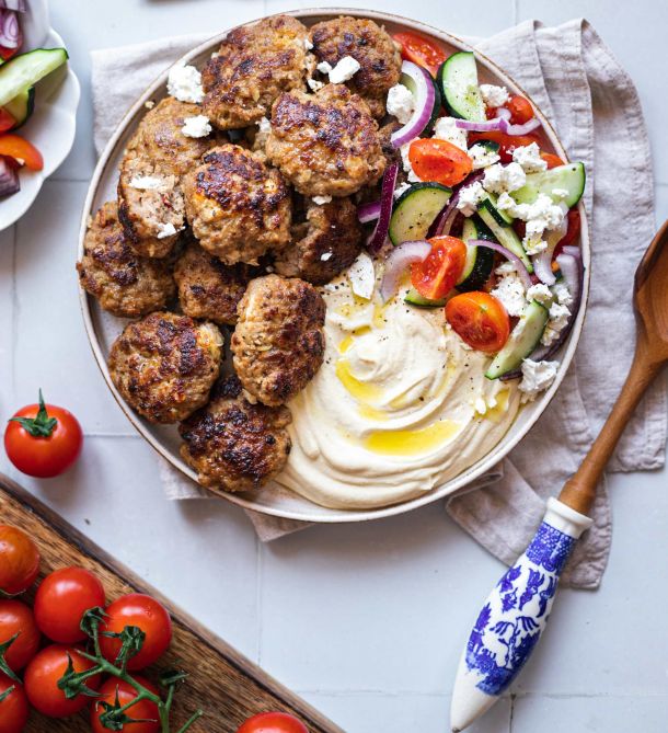 cevapcici Popecci s feta sirom s hummusom i povrcem