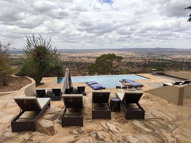 lezaljke i bazen u kampu na safariju tanzanija