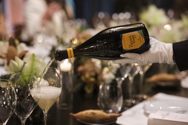 Veuve Cliquot program Solaire Tables