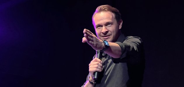 Enis Bešlagić premijerno izveo prvu samostalnu predstavu “Da sam ja neko’”