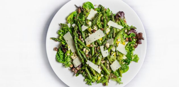 Pečene šparoge s parmezanom i češnjakom kao stvren za proljetni  detox meni