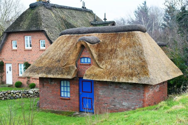 kuce sa slamnatim krovom tren arhitekture