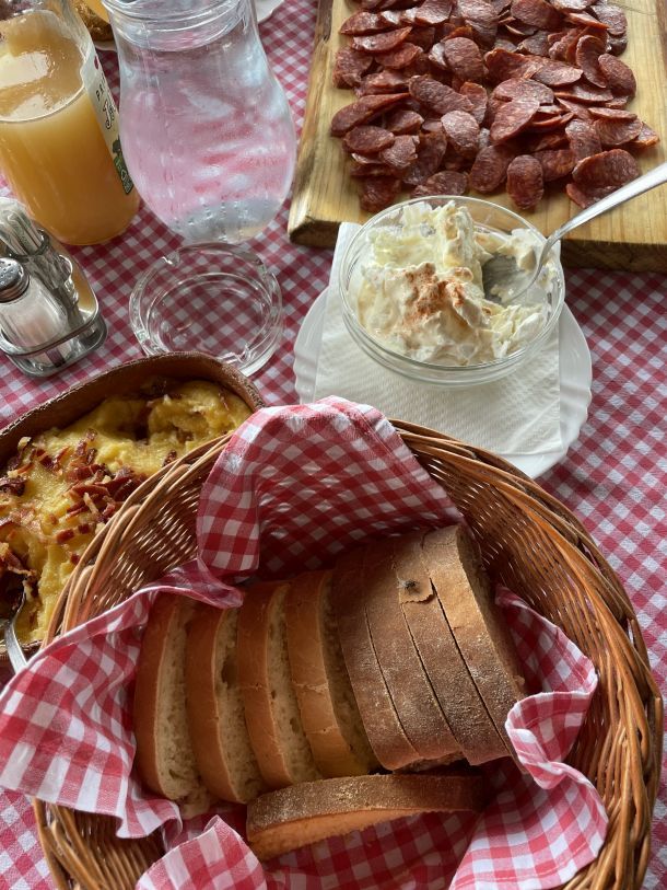 hrana kruh sir i vrhnje imanje kezele