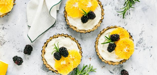 Brzi i osvježavajući ljetni recept – košarice s kremom, kupinama i narančom